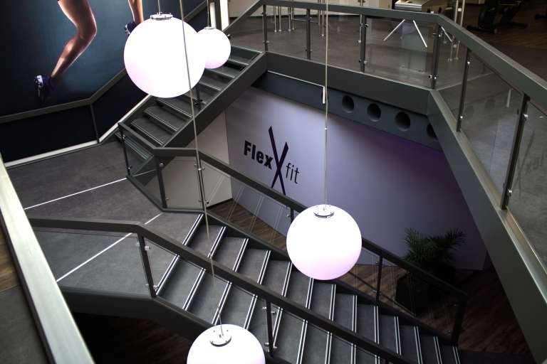 Es ist der Eingangsbereich, sowie das Logo des FlexXfit Studios in Waltrop zu sehen. 