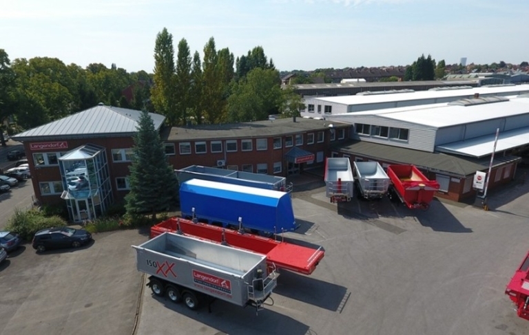 Firmensitz der Langendorf GmbH. Vor dem Firmengebäude befinden sich mehrere Nutzfahrzeuge aus dem Portfolio der Langendorf GmbH.