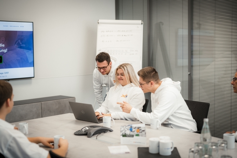 Mitarbeiter besprechen eine Entwicklungslösung für einen Kunden 