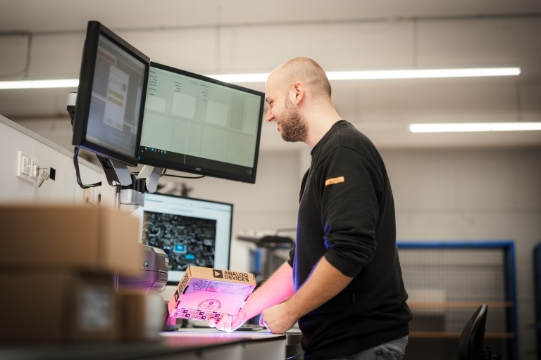 Mitarbeiter scannt Ware im Wareneingang