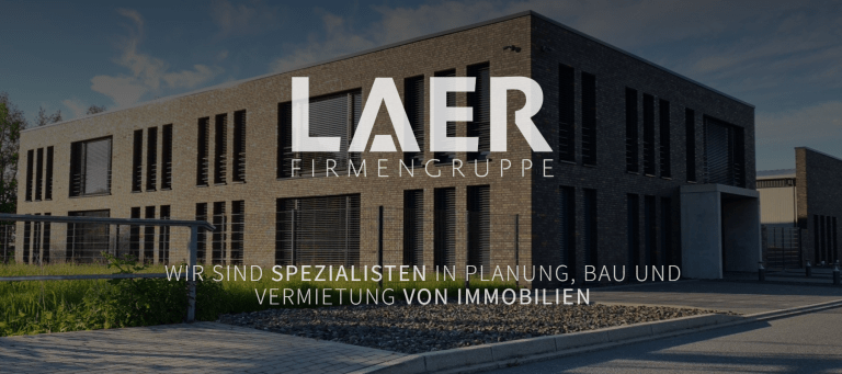 Modernes, zweigeschossiges Büro- und Gewerbegebäude aus Klinkerstein bei Sonnenlicht; im Vordergrund Grünflächen und Pflasterweg. Zentral darüber das Logo LAER Firmengruppe.