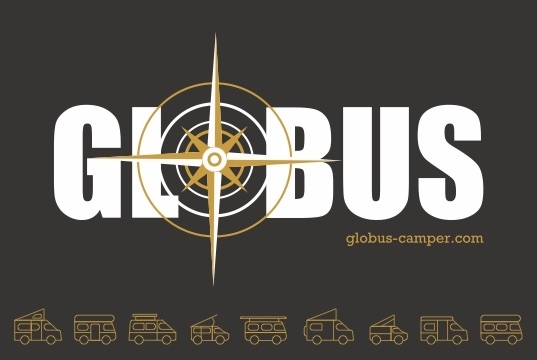 Logo Globus Camper, weiße Schrift "GLOBUS" auf schwarzem Grund, darunter in gelb-brauner Schrift globus-camper.com, Symbole von Campern und Wohnwagen.