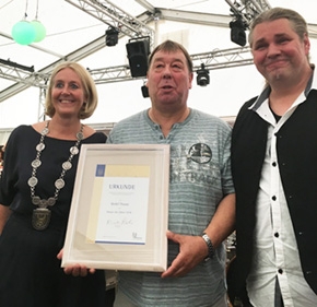 Detlef Pourie (Mitte) bei der Auszeichnung zum "Bürger des Jahres" durch Bürgermeisterin Nicole Moenikes (links); mit im Bild Laudator Jörg Buxel.