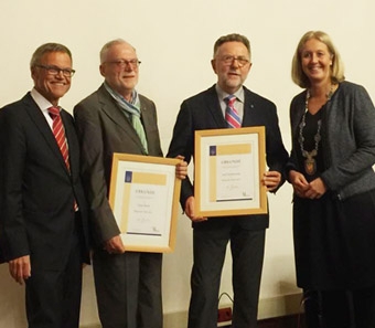 Heinz Briefs und Josef Schlierkamp (Mitte) bei der Auszeichnung "Bürger des Jahres"; mit im Bild Bürgermeisterin Nicole Moenikes (rechts) und Manfred Schunk (links). 