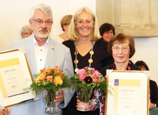 Maria Gaida-Greger (rechts) und Heiner Fehlker (links) bei der Auszeichnung "Bürger des Jahres" durch Bürgermeisterin Nicole Moenikes. 