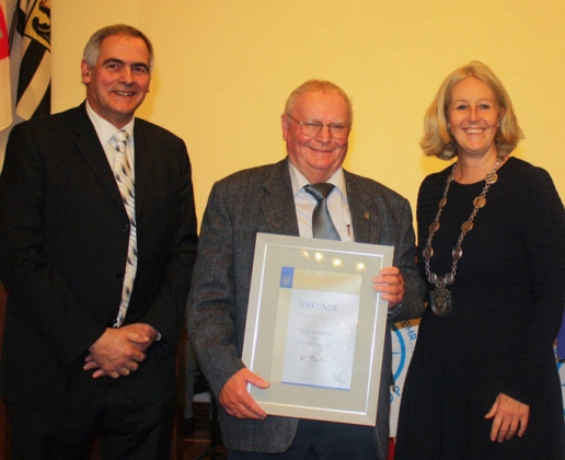 Stadtrat Dr. Heinz Josef Mußhoff, Erwin Kruszinski und Bürgermeisterin Nicole Moenikes (von links) bei der Ehrung zum Bürger des Jahres 