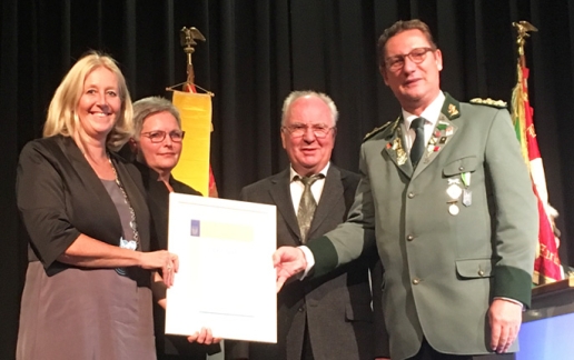 Ludger Grothus (rechts) nimmt aus der Hand von Bürgermeisterin Nicole Moenikes (links) die Ehrung "Bürger des Jahres" in Empfang. 