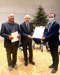 Aloys Niehues (Mitte) bei der Auszeichnung zum Bürger des Jahres. Mit im Bild Bürgermeister Marcel Mittelbach (rechts) und Laudator Paul Reding. 