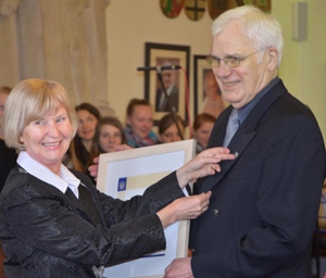 Friedhelm Heinrich bei der Auszeichnung zum "Bürger des Jahres" durch Bürgermeisterin Anne Heck-Guthe.