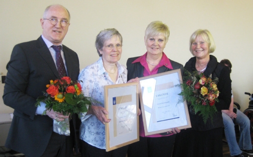 Gabriele Häßner und Ursula Kleinebudde (Mitte) bei der Auszeichnung "Bürgerin des Jahres". Mit im Bild Bürgermeisterin Anne Heck-Guthe (rechts).
