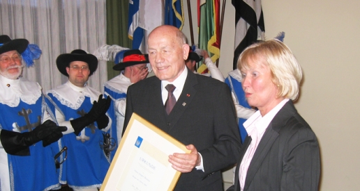 Hans Jürgen Blodau nimmt von Bürgermeisterin Anne Heck-Guthe die Ehrung "Bürger des Jahres" entgegen.