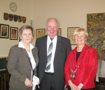 Bernhard Heckmann (Mitte) bei der Auszeichnung zum "Bürger des Jahres"; mit im Bild Bürgermeisterin Anne Heck-Guthe (rechts).