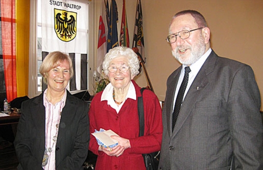 Maria Uebelhöde (Mitte) bei der Ehrung zur "Bürgerin des Jahres"; rechts im Bild Pfarrer Franz Durkowiak, links Bürgermeisterin Anne Heck-Guthe.