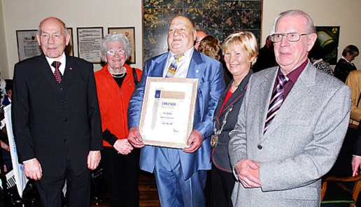 Paul Reding mit der Auszeichnung "Bürger des Jahres", mit im Bild Bürgermeisterin Anne Heck-Guthe und drei weitere Gratulierende.