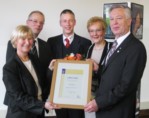 Peter Rosa (rechts) bei der Auszeichnung zum "Bürger des Jahres"; mit im Bild: Bürgermeisterin Anne Heck-Guthe  (rechts) und weitere Gratulierende. 