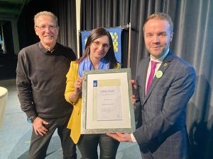 Olga Rittgerott (Mitte) mit der Auszeichnungs-Urkunde zur "Bürgerin des Jahres"; mit im Bild Laudator Karl Hirsch (links) und Bürgermeister Marcel Mittelbach.
