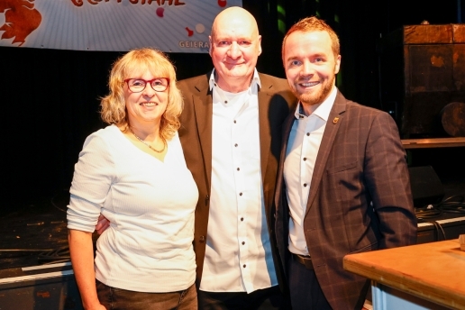  Helmut Strzelecki (Mitte) mit seiner Frau Corinna und Bürgermeister Marcel Mittelbach (rechts) bei der Ehrung in der Stadthalle Waltrop.