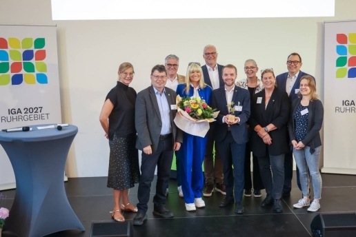 Gruppenfoto beim Regionalen Forum der IGA 2027 mit Waltrops Bürgermeister Marcel Mittelbach (5. von rechts) vor IGA-Logos.