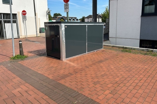 Die Fahrradbox auf dem kleinen Parkplatz an der Stadthalle