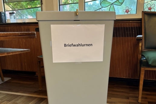 Briefwahlurne im Ratssaal der Stadt Waltrop, Aufschrift: Briefwahlurnen