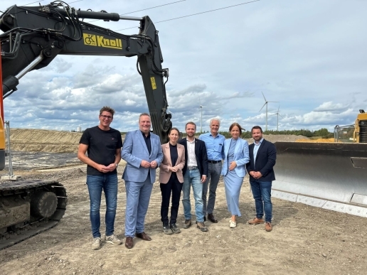 Auf dem Gelände Im Dicken Dören (v. l.): Oberbauleiter Bahde (Fa. Knoll), Landrat Klimpel, Bau-Dezernentin Sebrantke, Bürgermeister Mittelbach, Dr. Strautmann, Julia Herholz-Siems u. Tobias Schlüter (alle Fa. Langendorf).