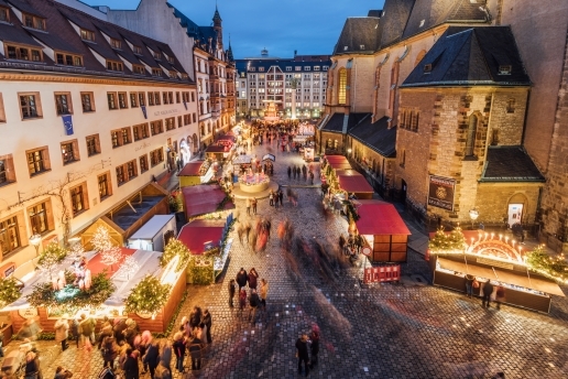 Der Leipziger Weihnachtsmarkt von oben mit weihnachtlicher Beleuchtung. 