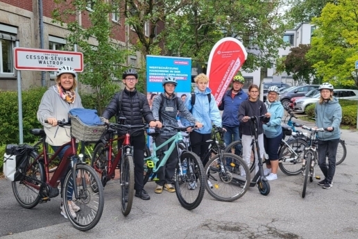 Eine Gruppe von Personen steht mit Fahrrädern vor dem Waltroper Rathaus.   