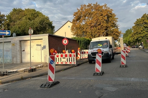 Baustelle an der Husemannstraße in Waltrop mit Einbahnstraßenschild und Baustellenfahrzeug. 