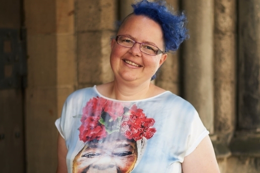 Theologin und Klimaaktivistin Anna Böck lächelt in die Kamera.