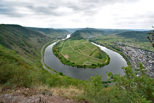 Ein Panoramablick auf eine Flussschleife.