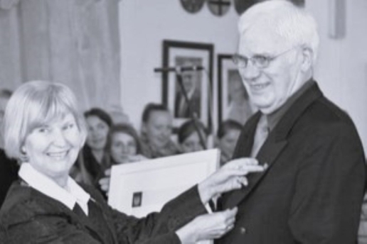 Bürgermeisterin Anne Heck-Guthe und Friedhelm Heinrich bei der Ehrung "Bürger des Jahres 2010".