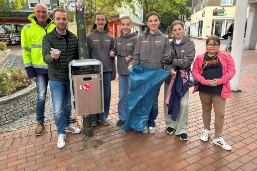 Bürgermeister Marcel Mittelbach (2.v.li.) und V+E-Chef Bernd Funke (li.) stehen mit KiJuPa-Mitgliedern an einem der neuen Müllbehälter, die eine Vorrichtung für Zigarettenkippen haben. 