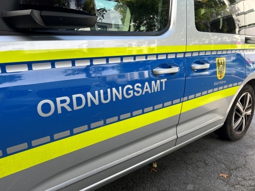 Fahrzeug des Ordnungsamtes Waltrop mit entsprechender Folierung.