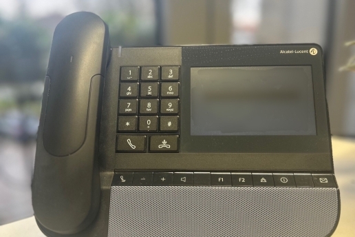 Ein Telefon steht auf einem Schreibtisch