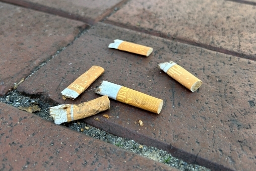 Zigarrettenstummel auf Pflastersteinen