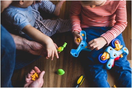 Symbolbild für Inklusion: Kinder mit unterschiedlichen Merkmalen und Einschränkungen beim Spiel