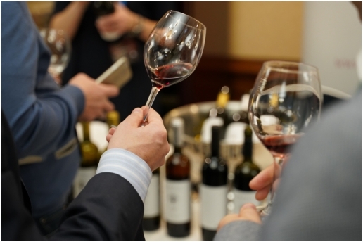 Symbolbild: Weinprobe, Feier oder Umtrunk