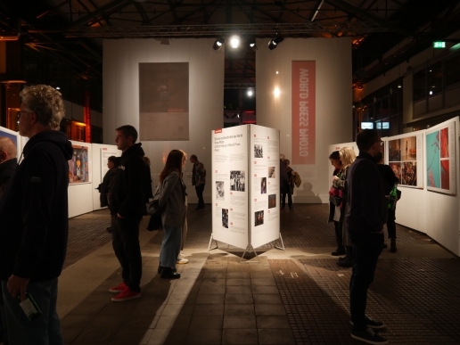 Blick in die halbdunkle und von Spots beleuchtete World-Press-Photo-Ausstellungshalle im Depot Dortmund.