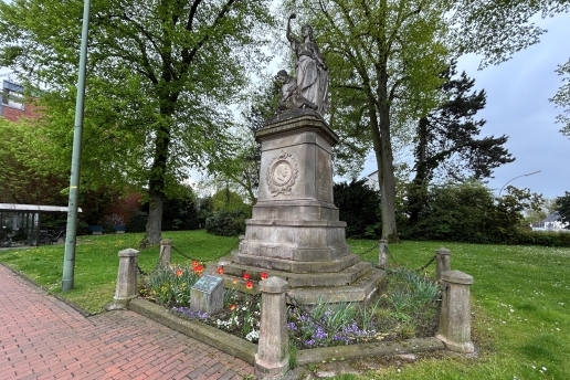 Ehrenmal an der Hochstraße in Waltrop; im Hintergrund Wiese und Bäume. 
