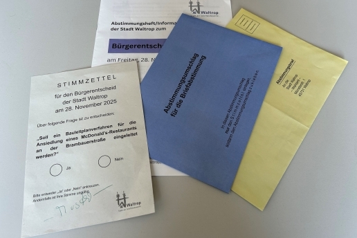 Abstimmungsunterlagen für den Ratsbürgerentscheid McDonald's: Stimmzettel, blauer und gelber Briefumschlag, Abstimmungsheft.
