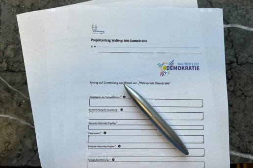 Formular "Projektantrag Waltrop lebt Demokratie", darauf liegt ein Kugelschreiber. 