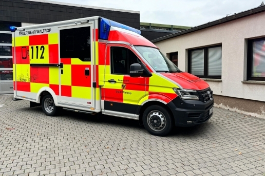 Ein gelb-rotes Rettungsdienst-Fahrzeug auf dem Hof der Feuerwehr Waltrop.