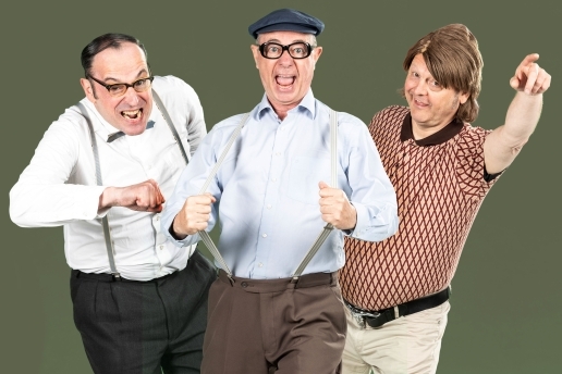 Drei Personen von Herbert Knebels Affentheater; sie gestikulieren und machen Grimassen 