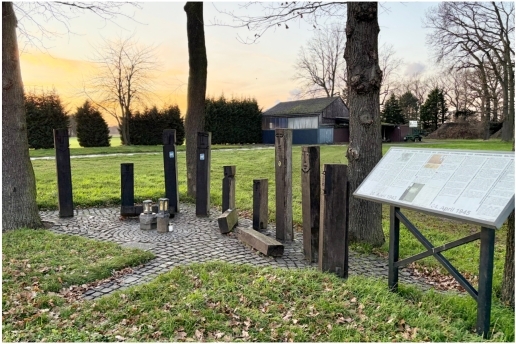 Mahnmal am Platz des ehemaligen NS-Frauenlagers in Holthausen