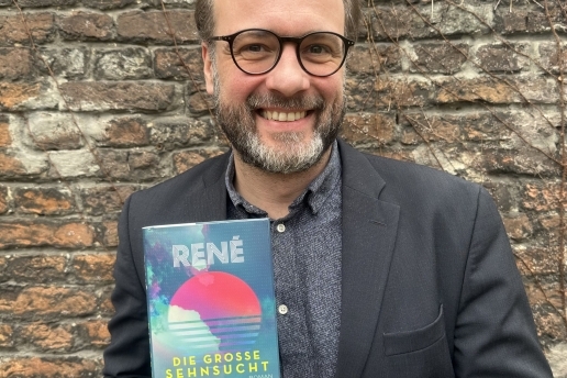 Ein Mann hält ein Buch in die Kamera, Aufschrift "Rene - die große Sehnsucht".  