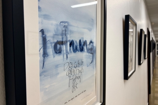 Eine kalligrafische Arbeiten der Künstlerin Christel Winterkemper auf dem Rathausflur. 