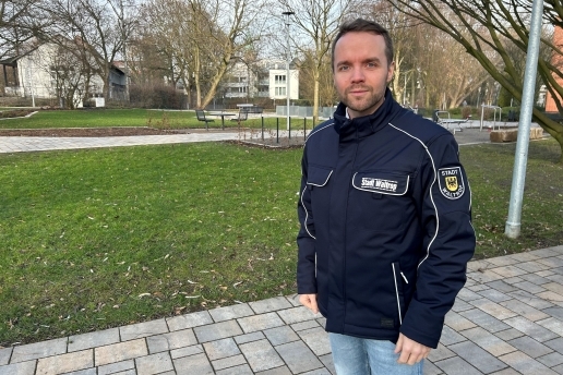 Bürgermeister Marcel Mittelbach steht im Stutenteichpark: Bäume, Grünflächen, Wege, im Hintergrund Bebauung. 