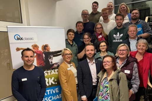 Eine Gruppe von Personen steht im Treppenhaus des Rathauses Waltrop.