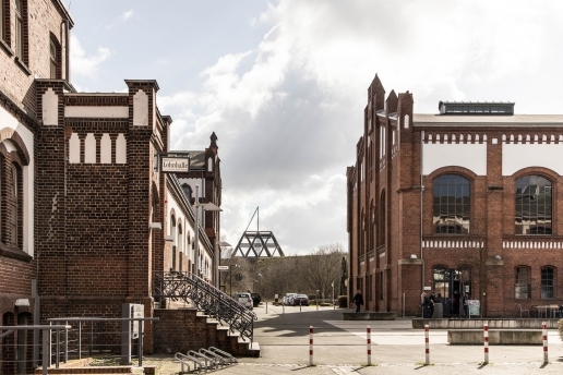 Blick auf die Gebäude der ehemaligen Zeche Waltrop, im Hintergrund der Spurwerkturm