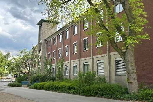 Rathaus der Stadt Waltrop, umrahmt von Bäumen.